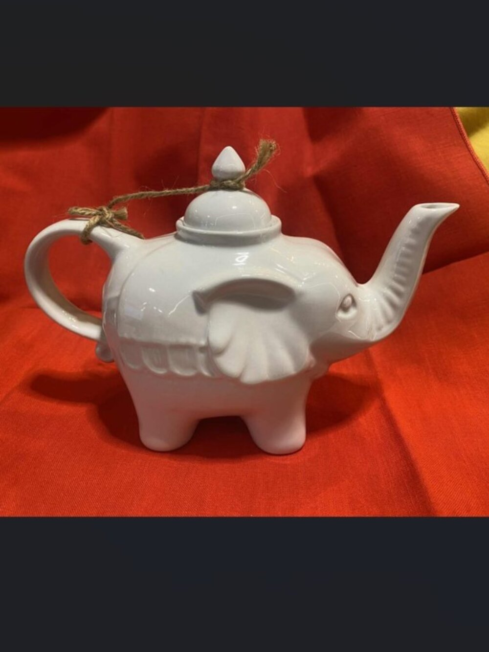 BIA Cordon Bleu White Porcelain Elephant Teapot – 28 oz